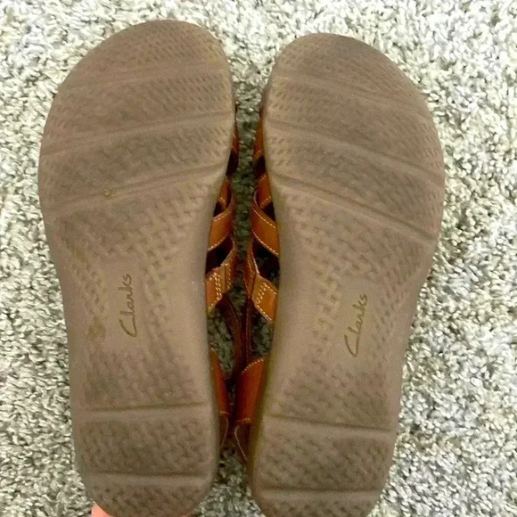 Clarks Brown Closed toe sandal Velcro strap size 7 - Picture 3 of 4